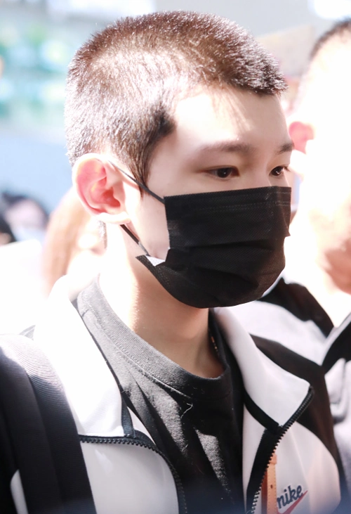 王源剪板寸去上学,千玺拍戏也尝试过板寸,王俊凯什么时候安排上