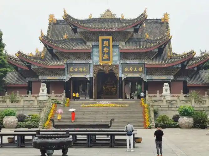 重游峨眉山报国寺