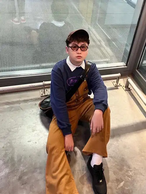 男生也能把背带裤穿的很可爱