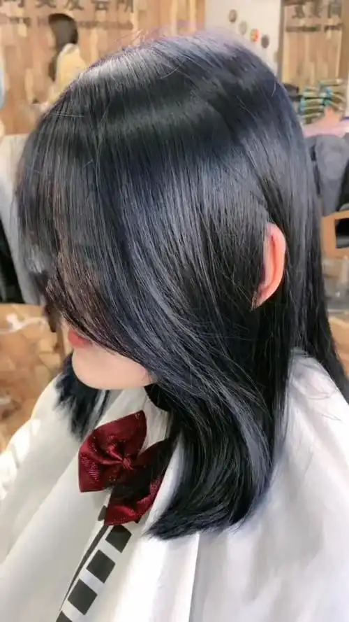一款蓝黑色染发,优点好看,缺点就是容易掉色