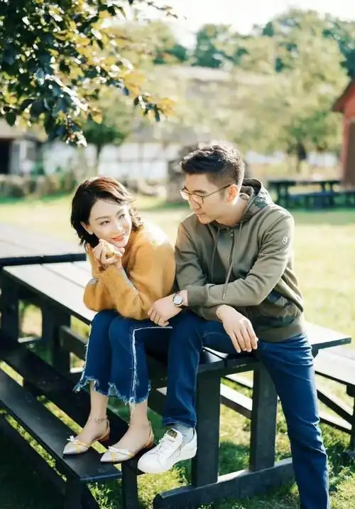 陈数夫妇同框破谣言 两个人边吃饭边聊天,非常恩爱