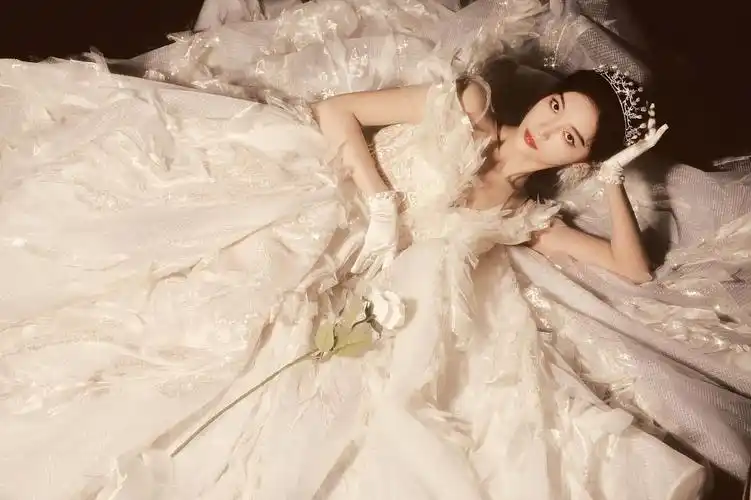 许佳琪亮相2021凤凰网时尚之选 白色羽毛礼裙优雅似公主