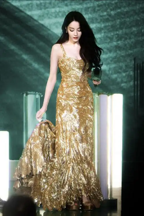 迪丽热巴鎏金女神,烈焰红唇搭配高定礼服,网友:简直太惊艳了_长裙