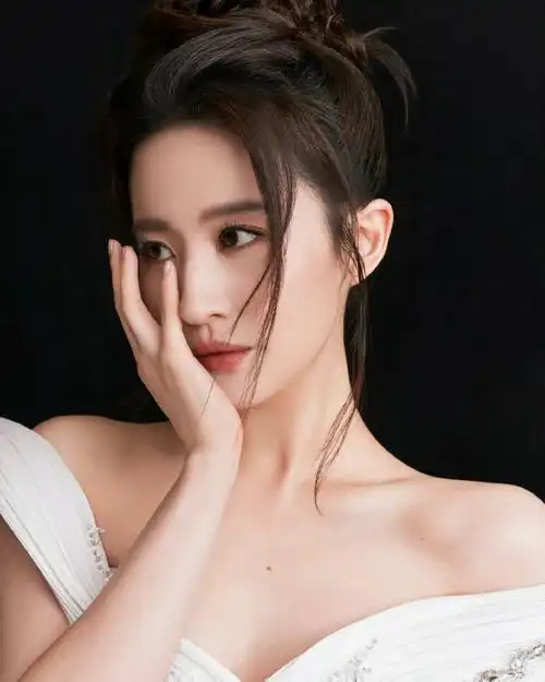 刘亦菲高定白裙