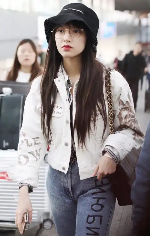 近日,程潇现身某机场时,身穿一件白色涂鸦外套,搭配蓝色牛仔裤,整体