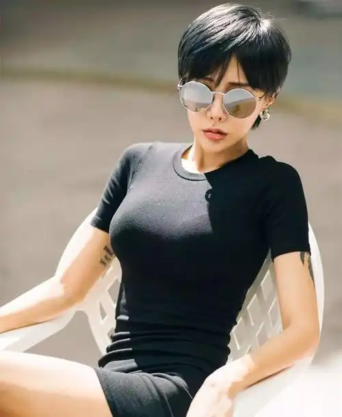 个性超短发发型女露耳