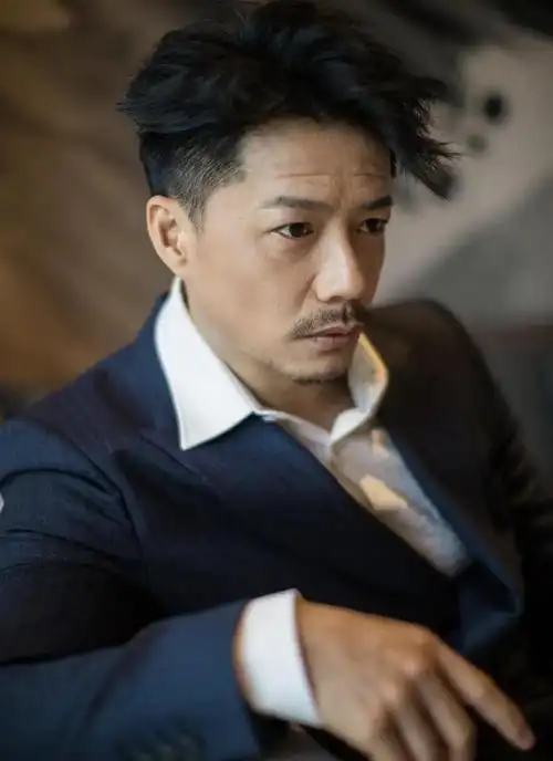 回顾段奕宏娶了日籍师妹为妻结婚11年无绯闻活成人生赢家