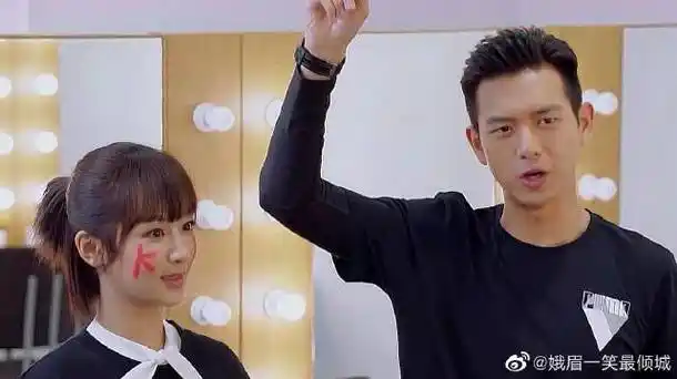 亲爱的热爱的:韩商言和kk队员一起对手指庆祝