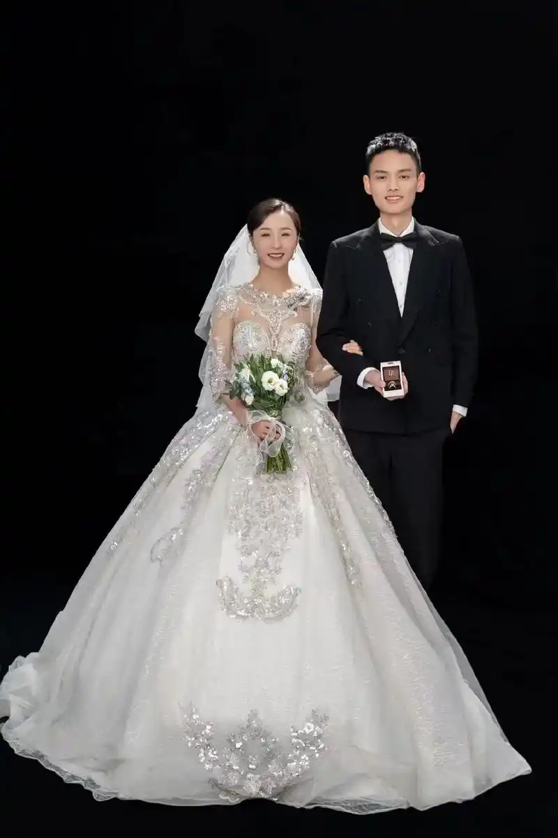 各位亲朋好友:       吉日已定;儿子:王凯,儿媳敖晓娟 - 抖音