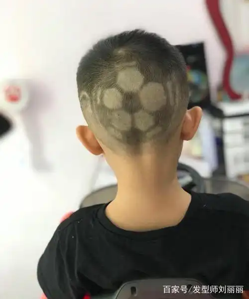 小男生"刻痕"发型,有点帅气,有点萌!妈妈们可以收藏起来!