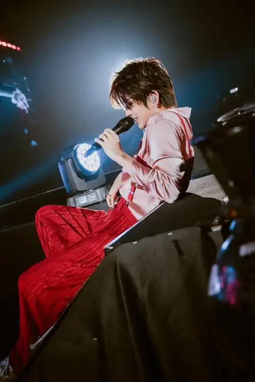 蔡徐坤hugme口哨版舞台##蔡徐坤香港演唱会hugme舞台