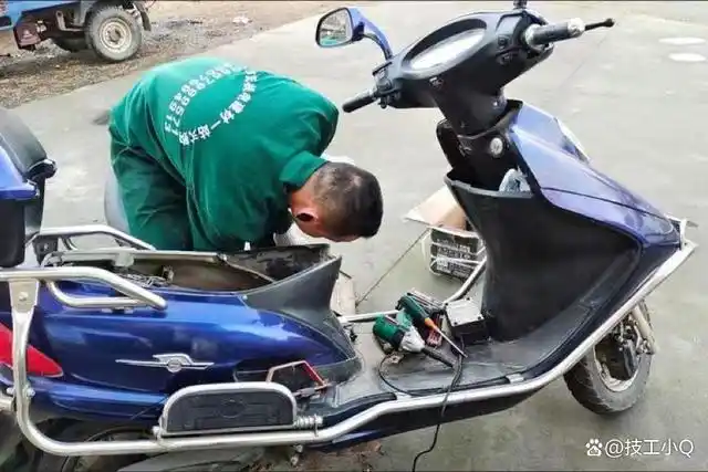 我们新换的电动车电瓶充电需要八到九个小时,甚至十几个小时才能充满