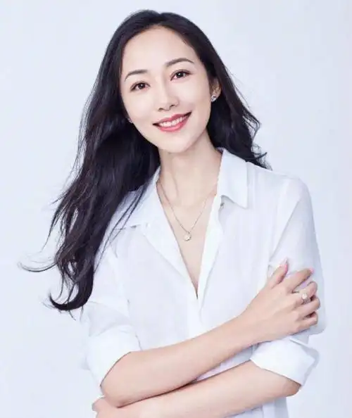 出道多年不靠背景,一步一个脚印,39岁活出了自我(韩雪老爸是韩三平吗)