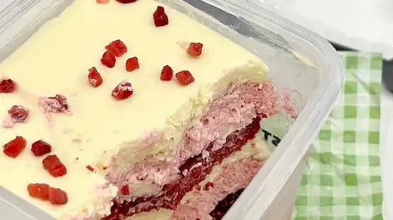 酸酸甜甜的草莓奶酪像半融化的冰淇淋02夹杂着草莓果粒02酸酸甜甜