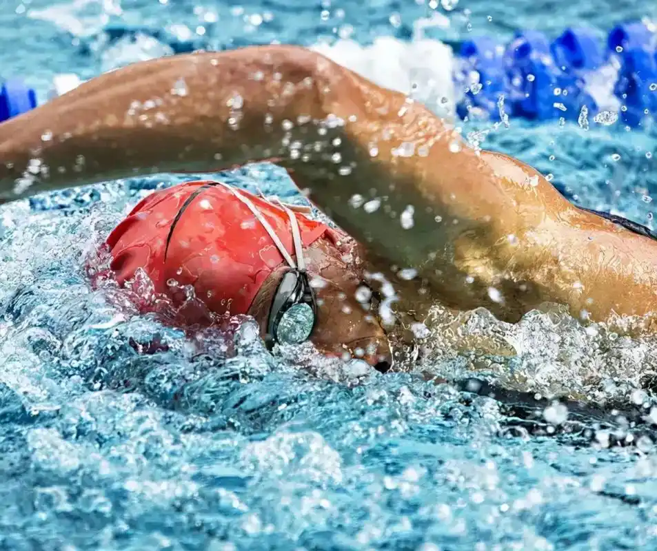 自由泳打腿.学游泳先练腿,我们可以手持扶板抬头完成自由泳腿的 - 抖