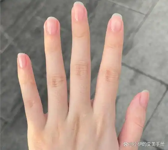 拥有一双修长白皙的手指,无疑能给人留下深刻的印象.