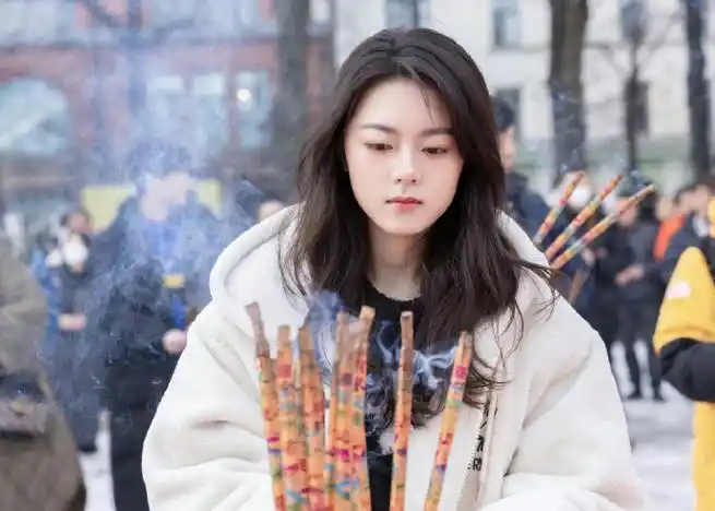 赵今麦在暴雪时分杀青照##赵今麦打台球剧照