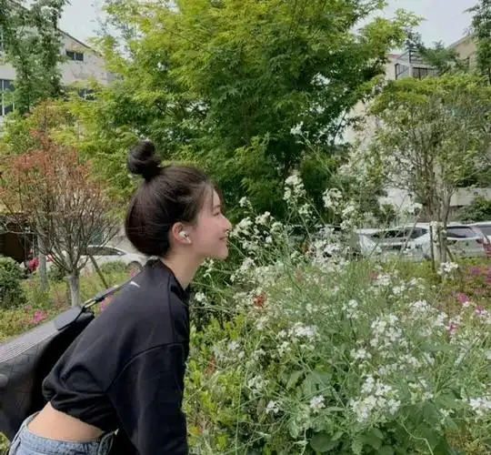 赵露思的脸瘦了?黑色露脐装气场一米八,丸子头甜度满分