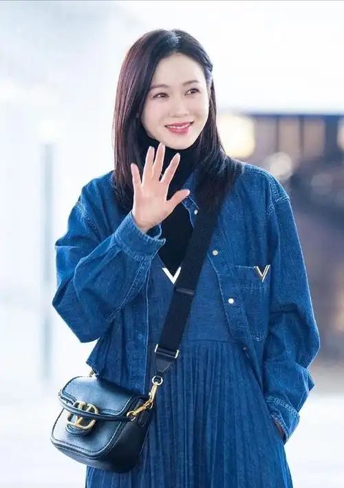 孙艺珍启程去纽约看展,身穿蓝色牛仔裙好像怀了二胎|玄彬|长裙|穿搭