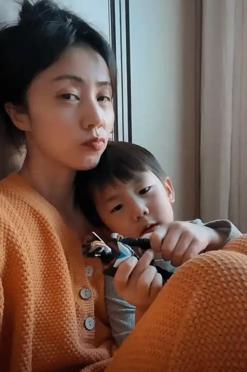 黄磊三胎儿子罕露正脸,孙莉晒母子同框秀幸福,弟弟越长越像多妹_玩具