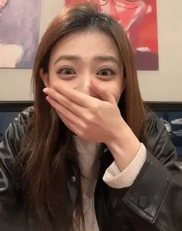 徐璐曾晒过自己纯素颜的模样,五官底子优越,那时候她的脸型还没那么瘦