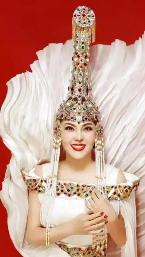 内蒙古"第一美女歌手"乌兰图雅,肤白貌美气质高雅