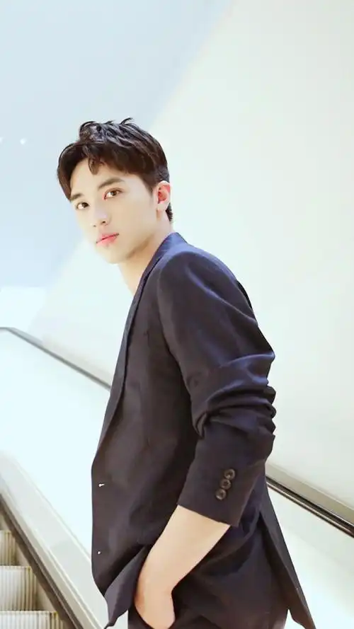 许魏洲 巴黎~回眸间万物复苏儒雅帅气 公子世无双