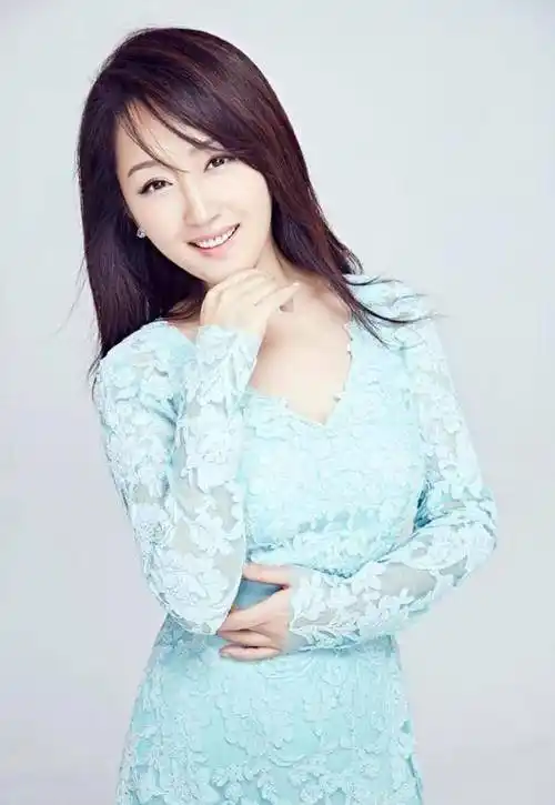 47岁杨钰莹为什么嫁不出去?网友:看完这些照片,谁敢娶啊?