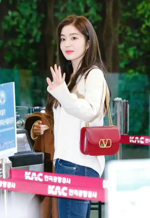 4,白色针织衫搭牛仔裤:休闲简洁 裴珠泫穿白色针织衫搭配牛仔裤,简洁