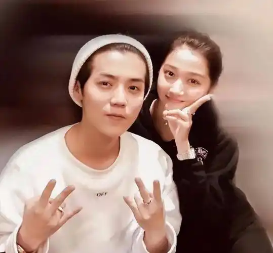 曝鹿晗关晓彤已领证结婚,两人婚后因钱吵架,鹿晗方发声否认-月光资讯