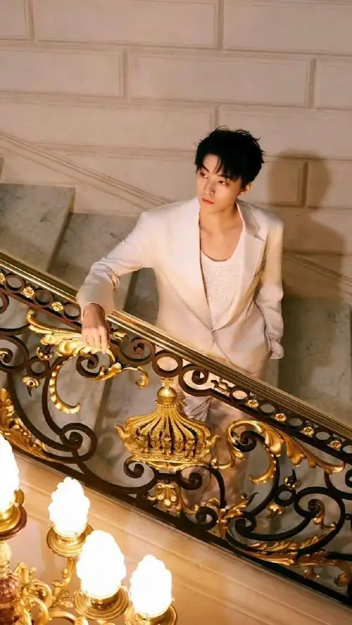 帅气带来的构图宽容度,好帅#王俊凯巴黎时装周白西装造型##王俊凯cl