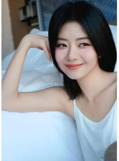 白色吊带清纯可人谭松韵笑容甜美治愈女神范儿十足