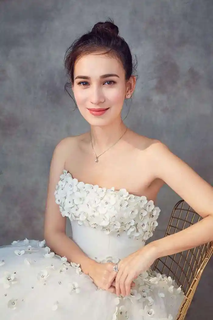 韩庚新晋女友卢靖姗 中美混血穿婚纱裙真好看!