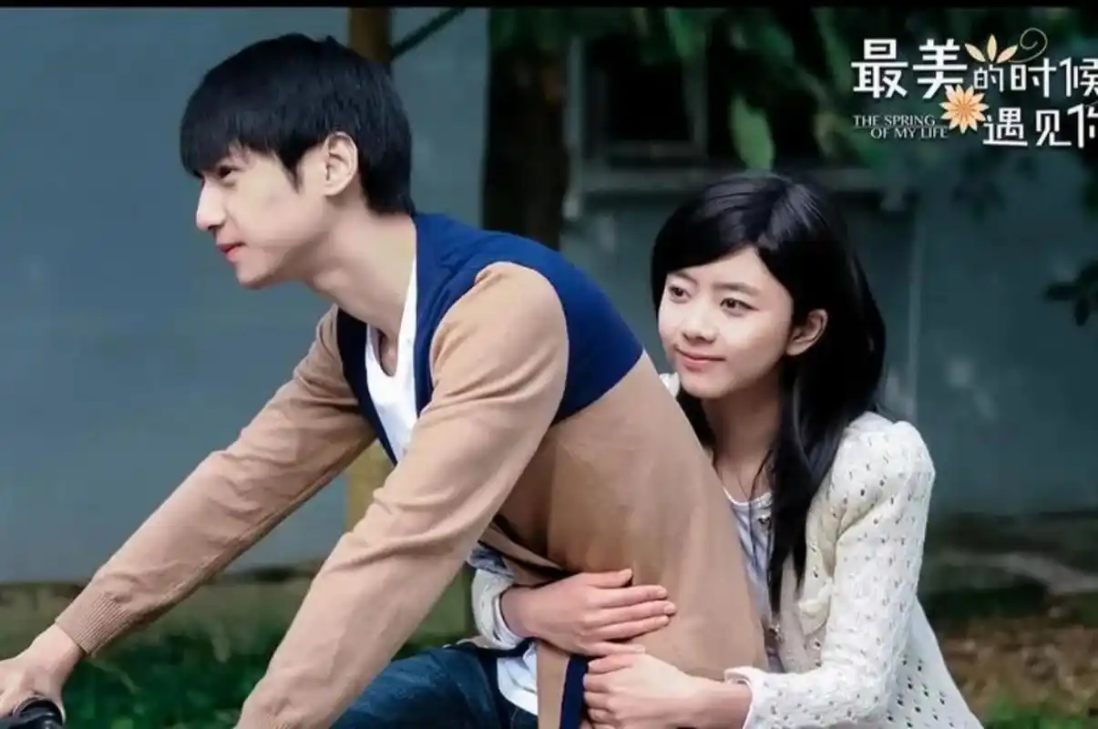 真的没想到,古装男神罗云熙与清纯可人的谭松韵曾经合作过电影《最美