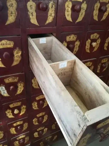 出售一组两个实木中药柜,药斗横六竖八,一斗能放三味药,共放270种药