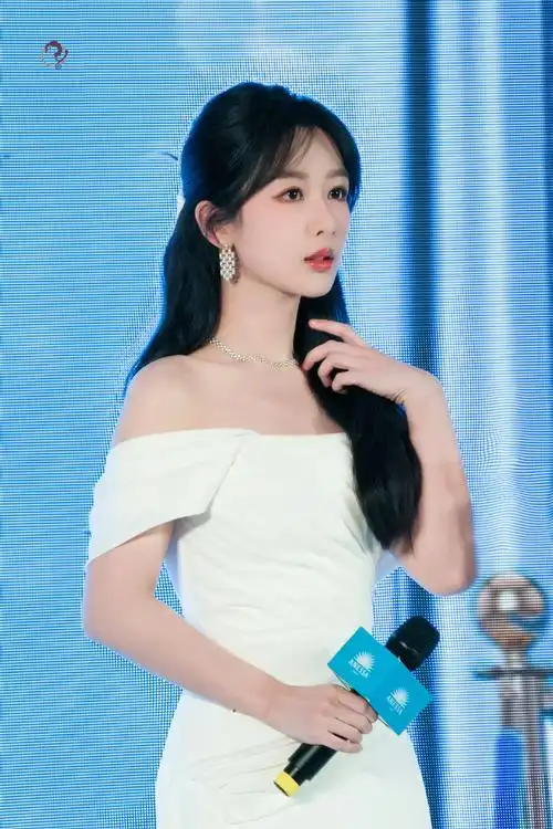 杨紫一字肩白裙