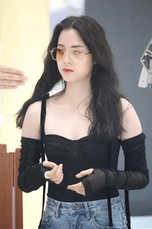 欧阳娜娜这身黑色吊带很能凸现她的女人味,胸着褶皱式的设计更能显的