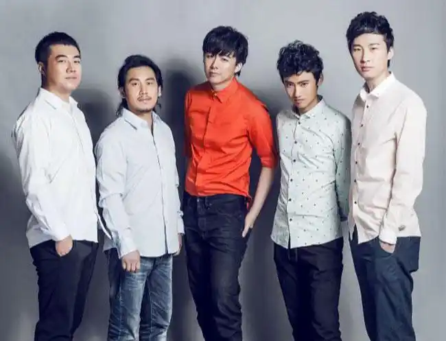 之前的摩登兄弟也是五人组合有宁哥,大艺哥,卓哥,大飞,阳仔五位,做为