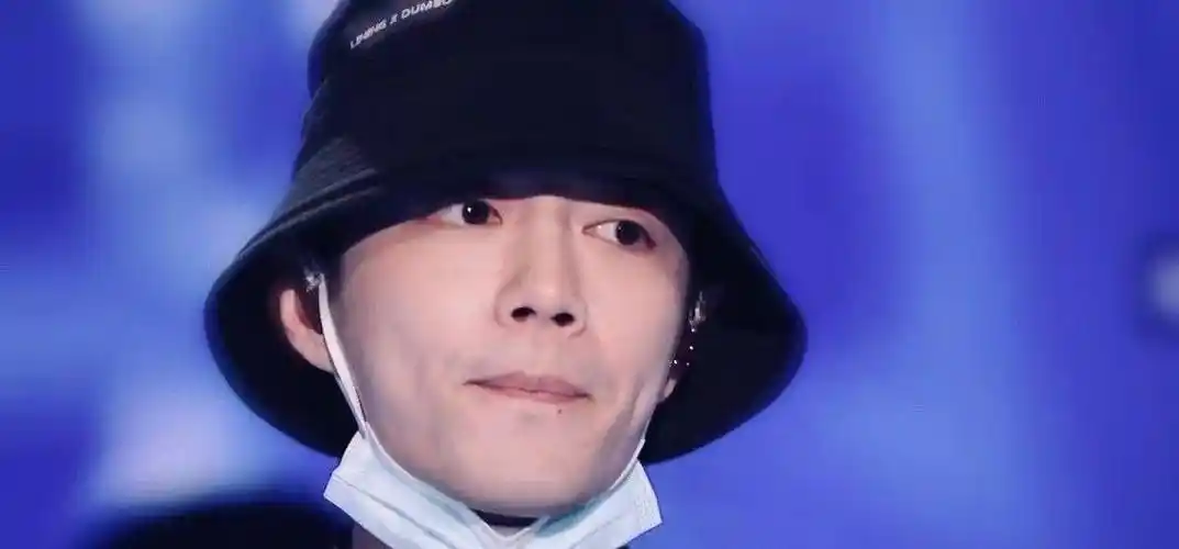 原创肖战素颜参加彩排状态虽不佳也依旧颜值爆表果然话剧表演太辛苦