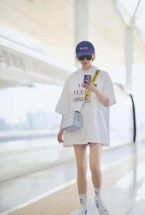 赵丽颖最近频繁换风格一身蓝白穿搭超时髦一点不像当妈的人