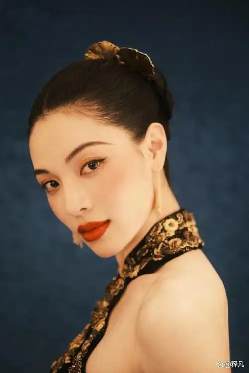 19日,工作室晒出一组钟楚曦戛纳电影节造型图,魅力十足.