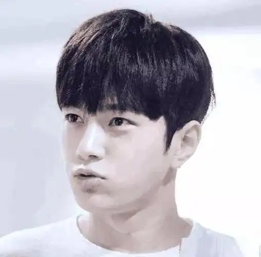 男生齐刘海短发中学生的发型最适合短发造型,住校生也好走读生也好,梳