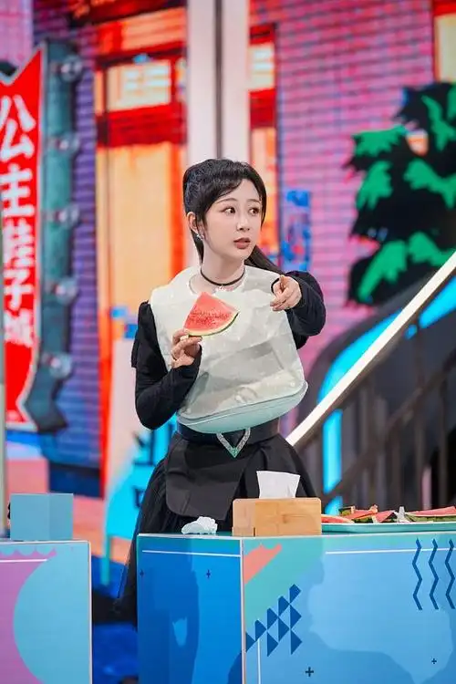 杨紫发布综艺你好星期六录制花絮扎高马尾秀香肩青春养眼