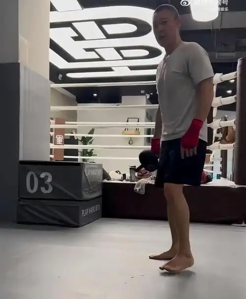 腹肌轮动作标准,网友:27岁年轻人都比不上|成龙|张博宇|老戏骨|吕丽萍