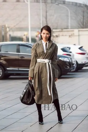 早春时髦三法宝,猫跟鞋,长腰带和水桶包