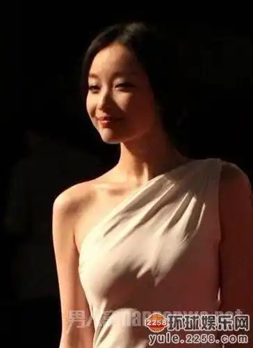 揭没穿内衣真空上阵女星