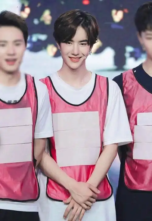 王一博:这位小哥哥一定是吃可爱多长大的!嘴唇微张就超奶