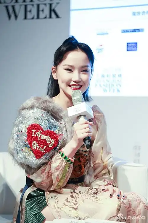 黄龄助阵密扇2017秋冬上海时装周秀场