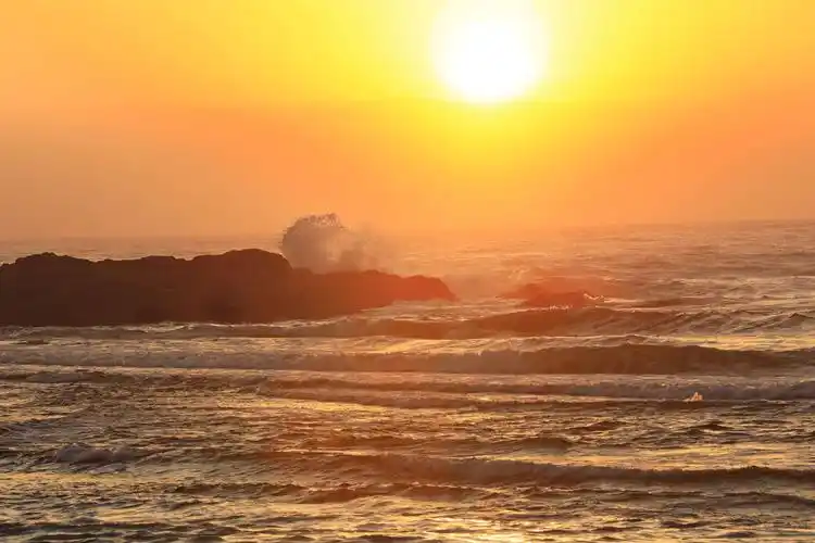 海边金色的阳光