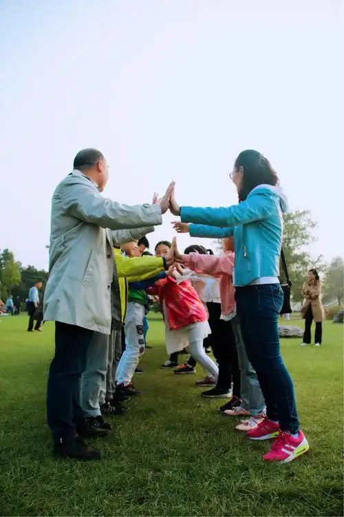 首先,进行的是推手游戏,大家双脚站立不动,互相用手推对方,比谁的力气